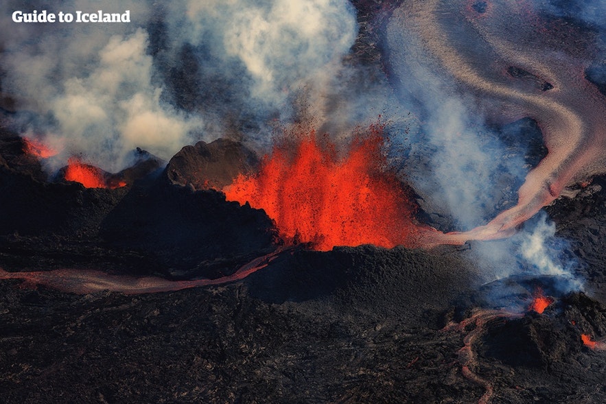 A helicopter captures the eruption of Holuhraun.