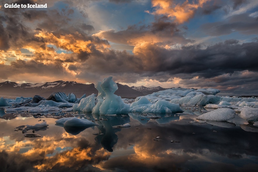 아이슬란드의 빙하는 아름다운 빙하 호수를 만들어냅니다.