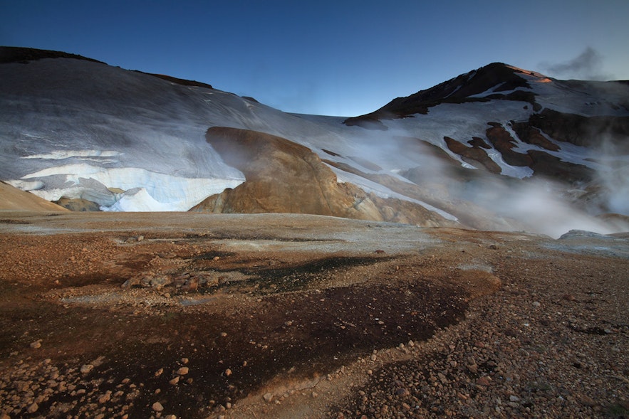 Widoki na wyżyny w pobliżu lodowca Hofsjökull ukazują siły lodu i ognia.