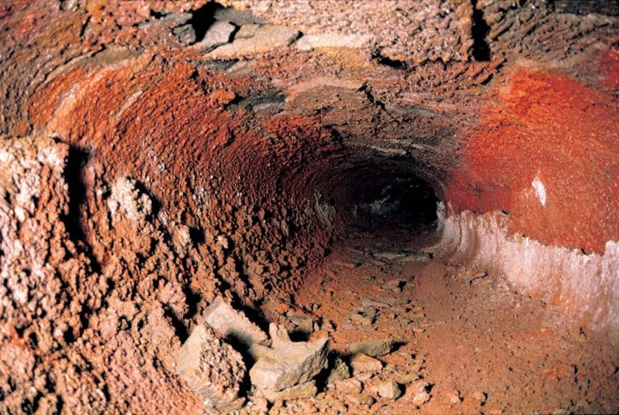 まるで地底へのトンネルのよう、アイスランドの溶岩洞窟は不思議な魅力を持つ