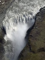 De grootste waterval van Europa, de Dettifoss in Noord-IJsland, vanuit een vliegtuig gezien.