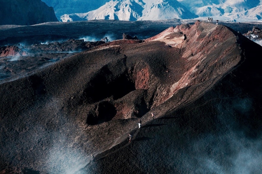 探险者们穿越菲姆沃罗豪尔斯山(Fimmvörðuháls)山脊