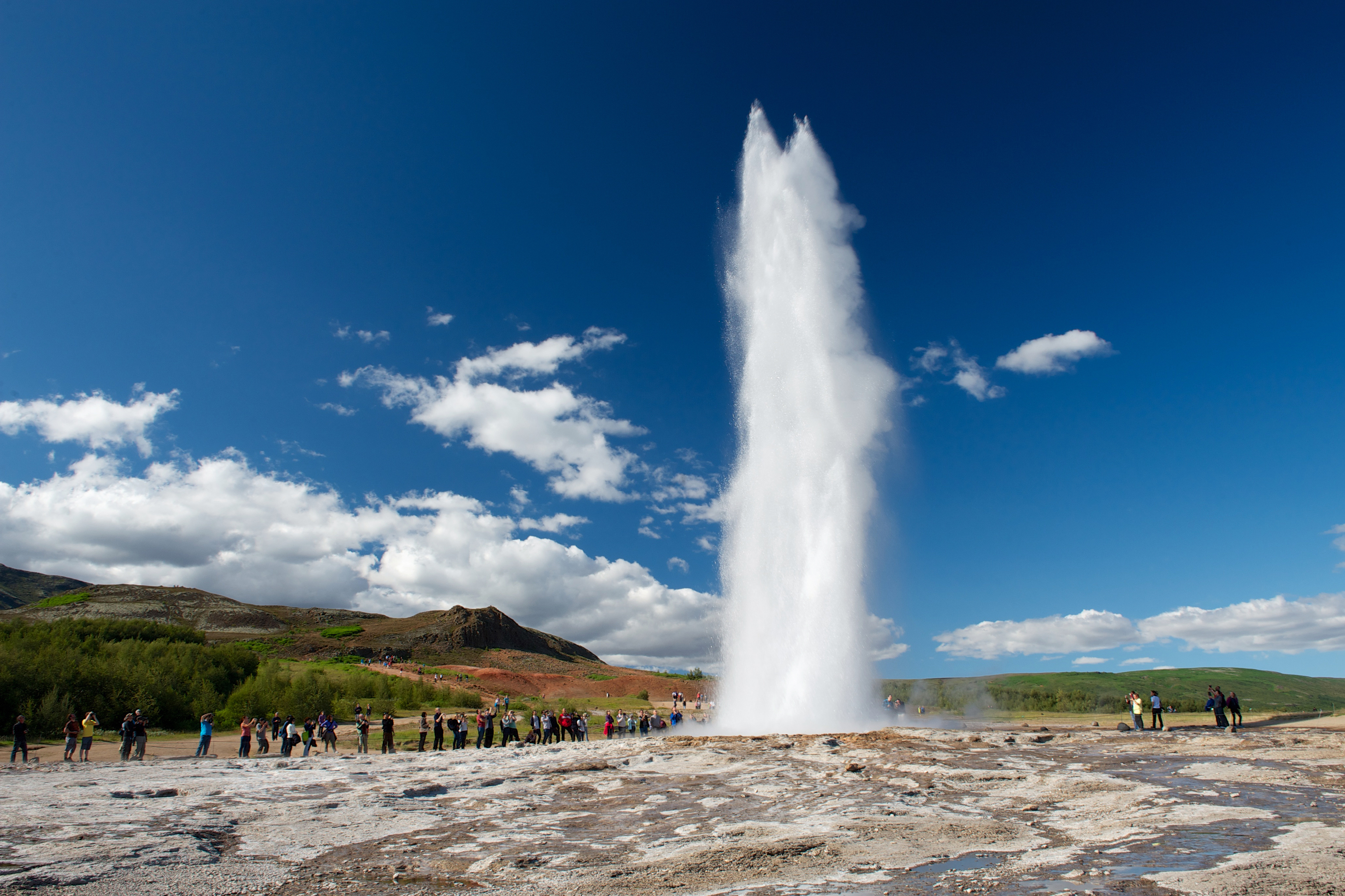 La zone géothermique de Geysir est réputée pour ses sources chaudes, ses fumerolles, ses bassins de boue et ses geysers.