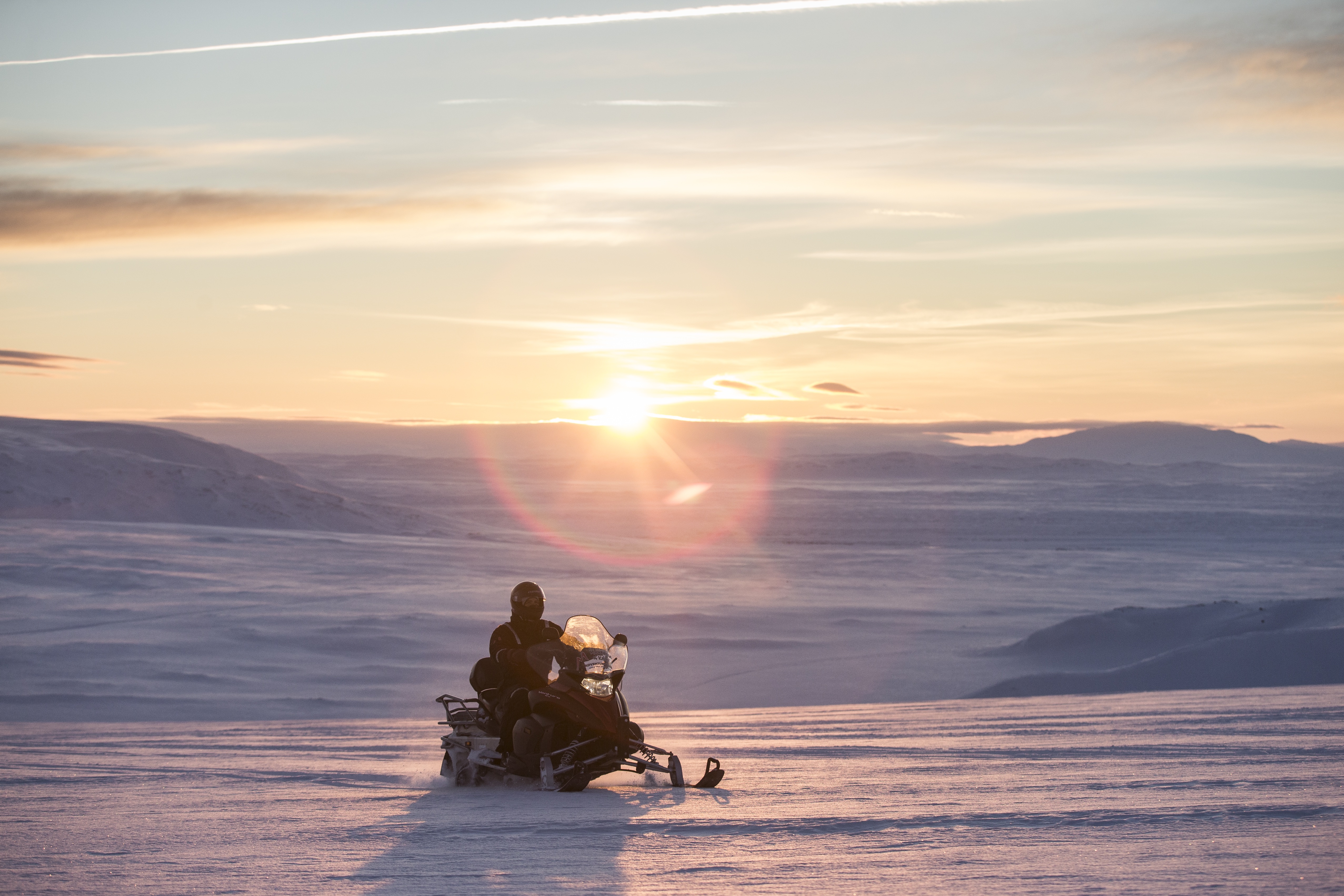 Súbete a una moto de nieve y comienza tu viaje a través del glaciar.