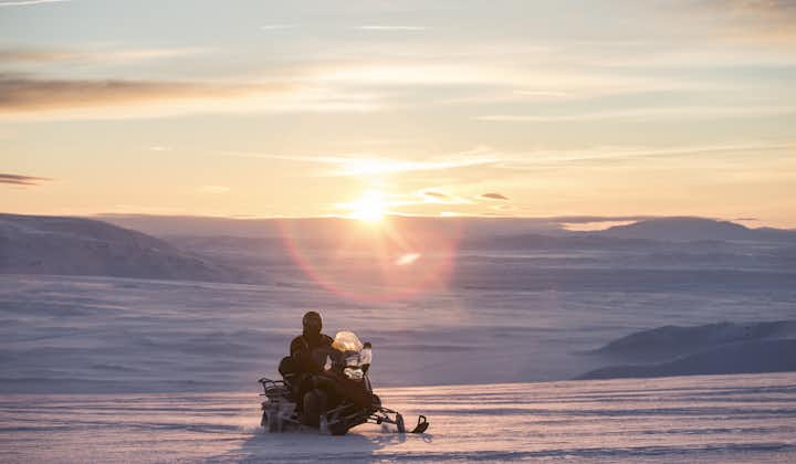 Súbete a una moto de nieve y comienza tu viaje a través del glaciar.