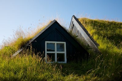 アイスランドの伝統的な芝屋根の家（ターフハウス）
