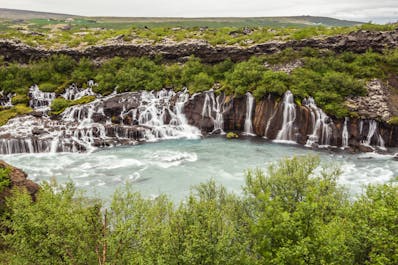 6일 동안 바위를 깎아지른 듯한 해안선과 폭포, 빙하, 협곡 등 아이슬란드 자연의 다양성을 경험합니다.