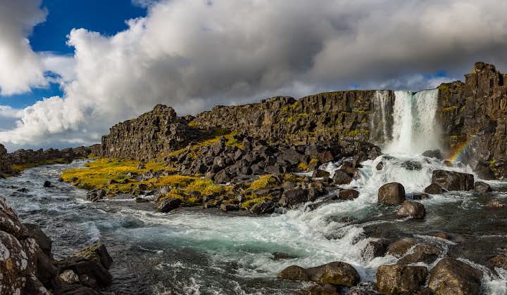 Öxarárfoss瀑布是冰岛黄金圈景点辛格维利尔国家公园内一个在熔岩间一跃而下的瀑布