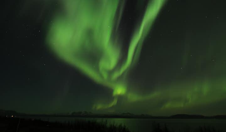 北极光欧若拉在距离冰岛雷克雅未克不远处飞舞