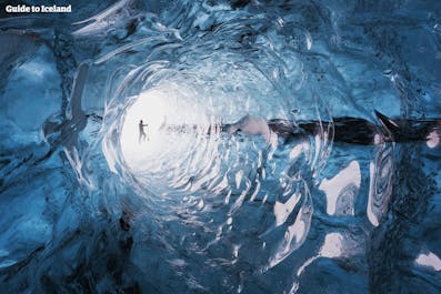 Een natuurlijk gevormde ijstunnel in een van de enorme gletsjers van IJsland.