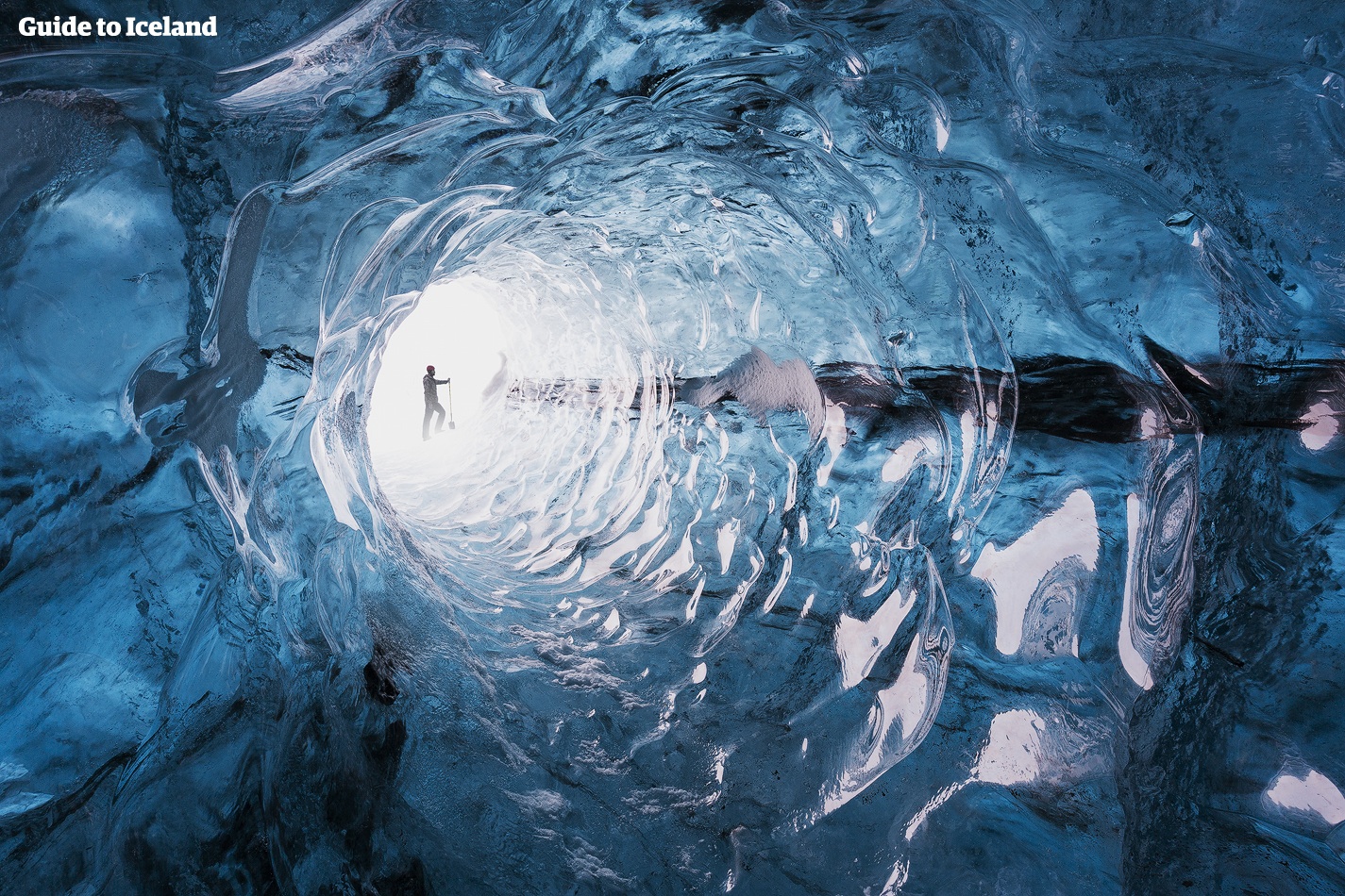 Naturalnie uformowany tunel lodowy w jednym z ogromnych lodowców Islandii.
