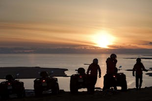 Rijders maken zich klaar om de berg af te dalen na een middernachtelijke quadrit, Zuid-IJsland.