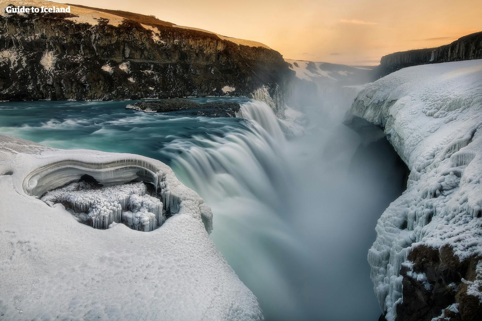 Gullfoss spada do kanionu, który w zimie pokrywa się grubą warstwą śniegu i lodu.