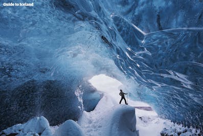 Hjelme og klatrejern er påkrævet til vandring i isgrotten, så vær iført tynde huer og praktiske vandresko.