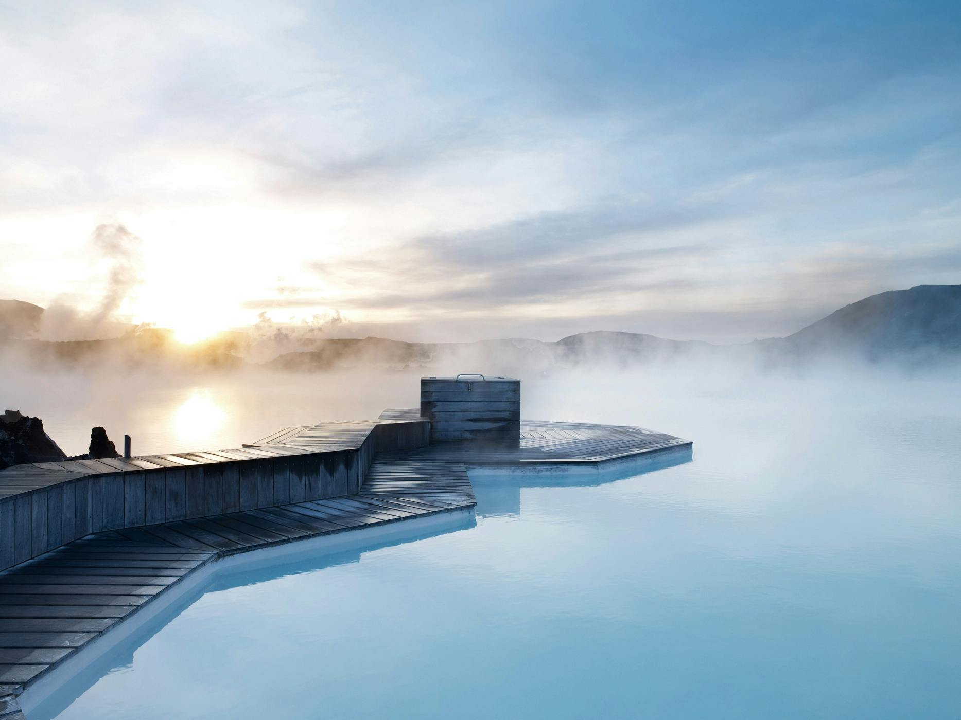 Ånga stiger upp ur det azurblå vattnet i Islands mest populära pool och spa, Blå lagunen.