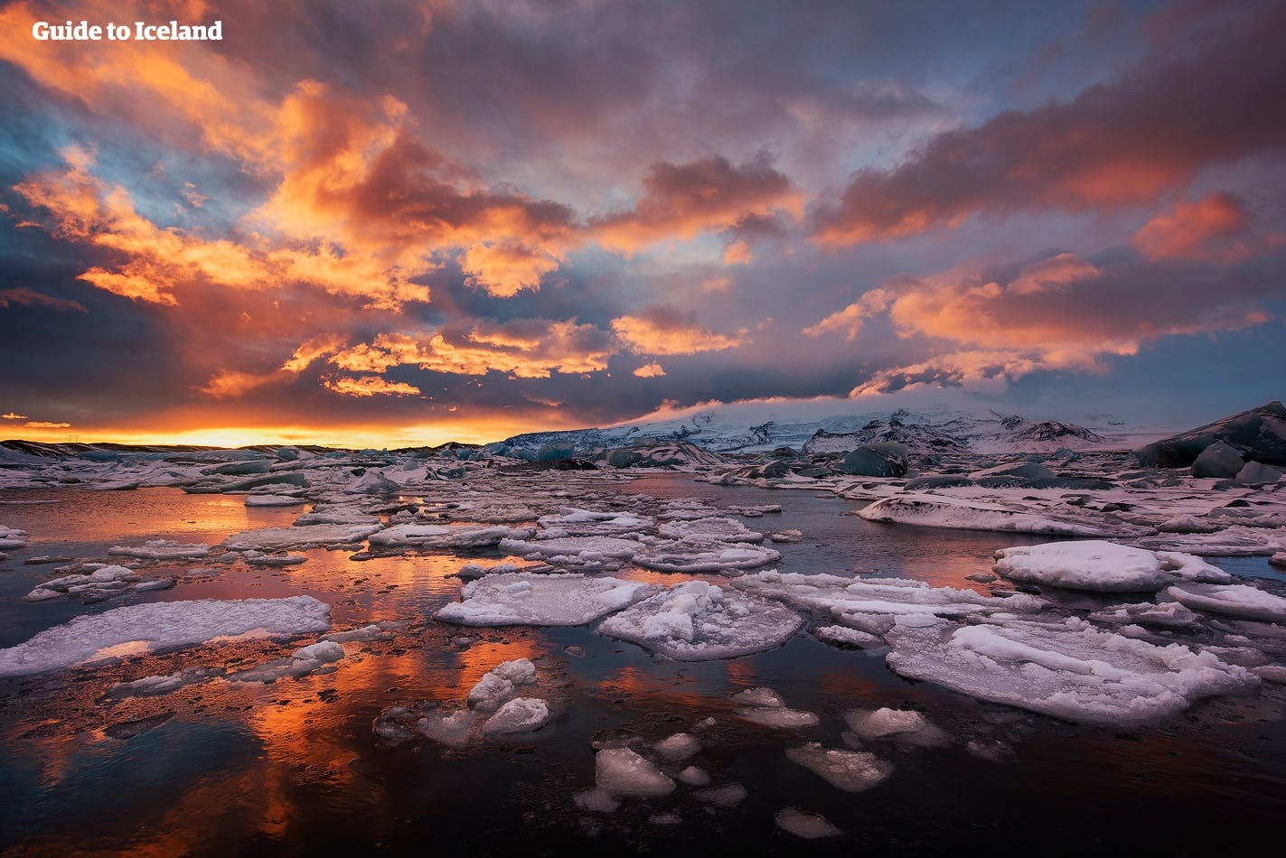 夏季的神奇午夜阳光倒映在冰岛东南岸的杰古沙龙冰河湖中。