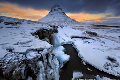 Attraksjonene på Snæfellsnes, for eksempel Kirkjufell og Kirkjufellsfoss, blir enda vakrere og mer dramatiske når de pakkes inn i snø og is.