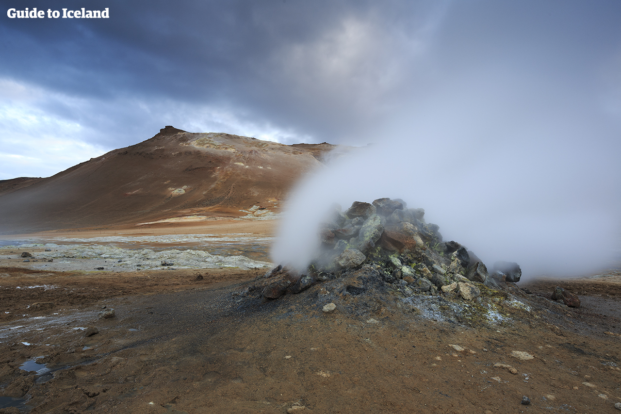 De Námaskarð-pas vormt een deel van de Diamond Circle in Noord-IJsland, een plek van stomende fumarolen en kokend hete warme bronnen.