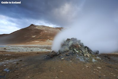 En del av Diamantsirkelen på Nord-Island er Námaskarð-passet, der fumaroler fordamper og varme kilder koker.
