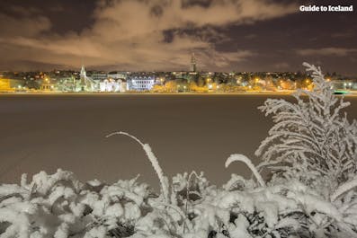 레이캬비크 시내의 스카이라인이 빛을 발하며 아이슬란드 겨울의 길고 어두운 밤을 밝혀줍니다.