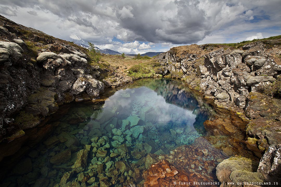 在丝浮拉大裂缝中体验浮潜，感受冰岛冰川水的剔透与纯净。