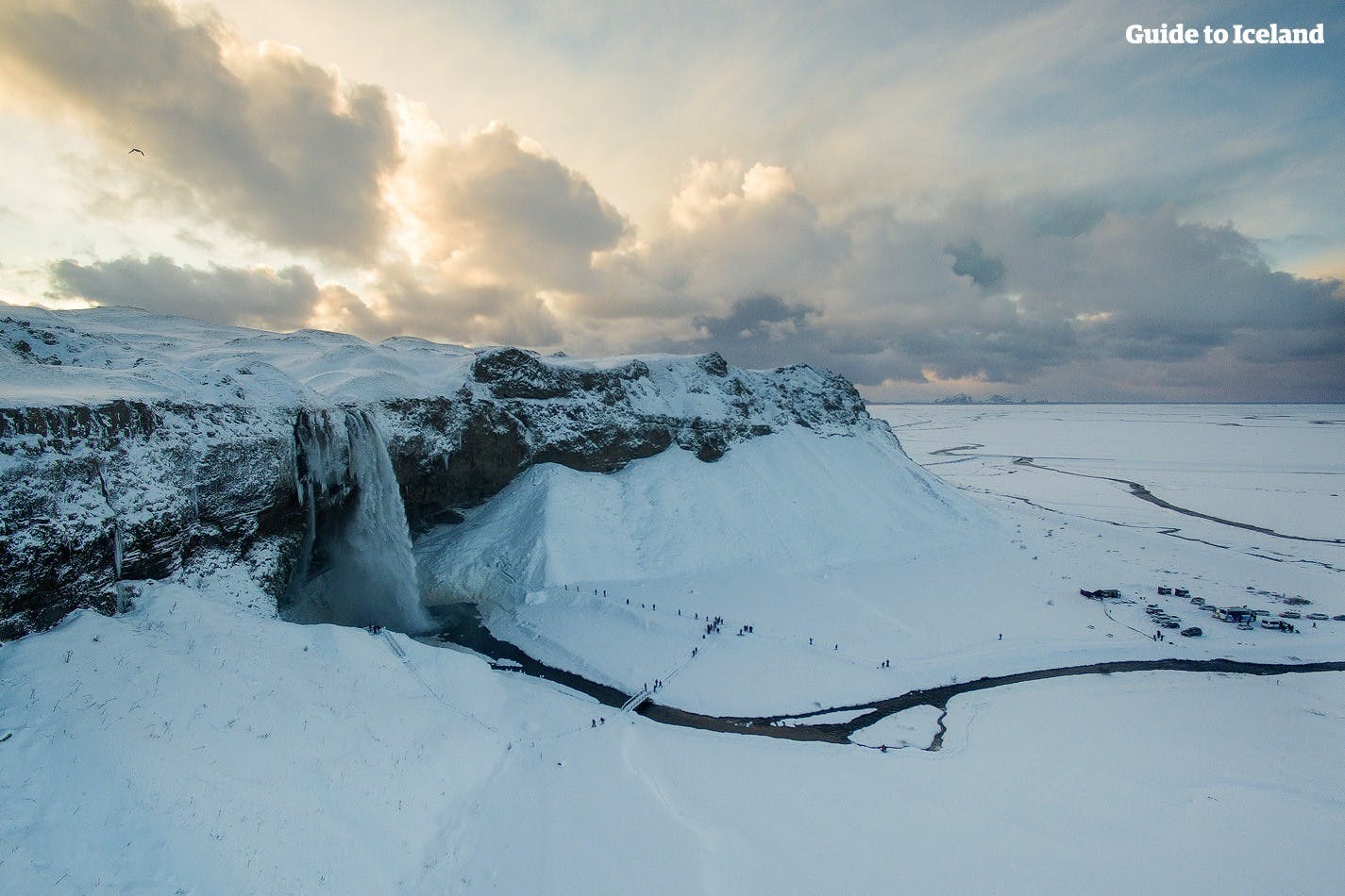 冬季的冰岛南岸，塞里雅兰瀑布披上了厚厚的白雪