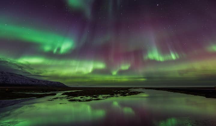 冬季冰岛天空中闪耀的北极光。