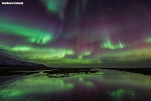 冬季冰岛天空中闪耀的北极光。