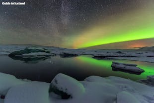 Jökulsárlónin jäätikköjärven yllä avautuva upea tähtitaivas on talvella entistäkin loistokkaampi revontulien ansiosta.