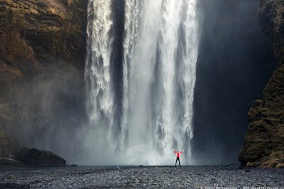 Der Wasserfall Skógafoss an der Südküste ist bekannt für seine Größe, seine Kraft und seine Nähe zur Route 1, die das Land umrundet.