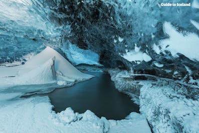 De noviembre a marzo, las cuevas de hielo de Vatnajokull son lo suficientemente seguras como para que los visitantes entren y se maravillen.