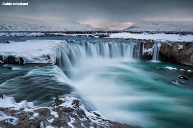 Nästan exakt halvvägs mellan Akureyri och Mývatn-området ligger det hästskoformade vattenfallet Goðafoss.