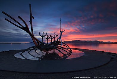 Het beeldhouwwerk Sun Voyager aan de kust van Reykjavík is een van de populairste artistieke plekken van de stad.