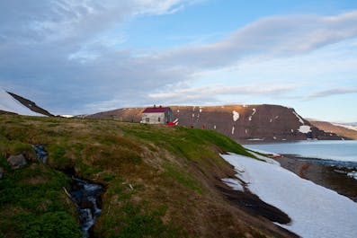 一座位于冰岛西部峡湾内孤傲的小屋