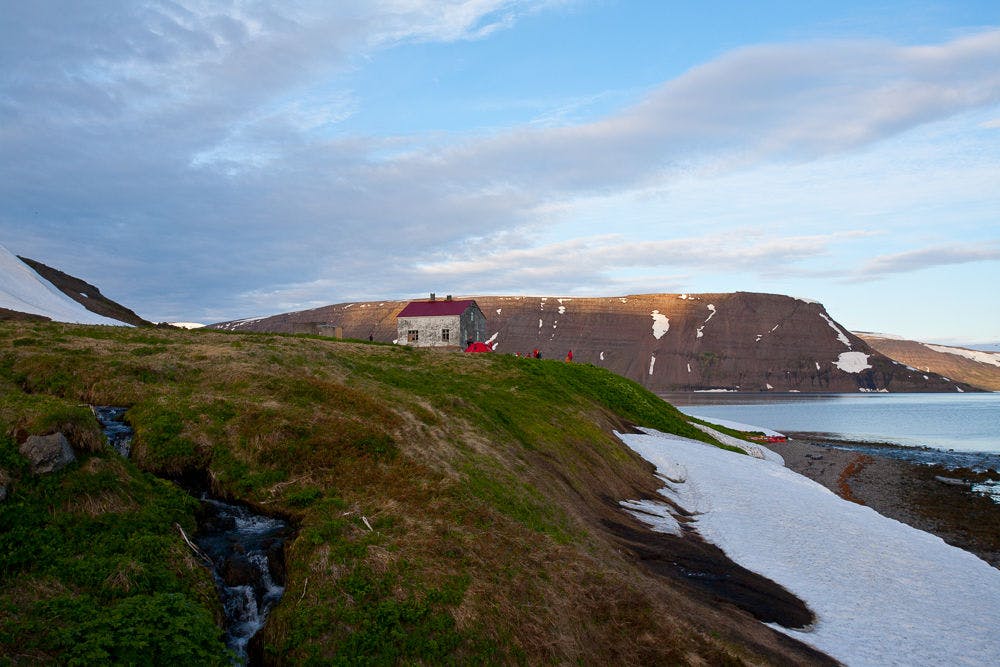 一座位于冰岛西部峡湾内孤傲的小屋