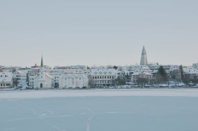 Panorama Reykjavíku przykrytego śniegiem.