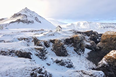 冰岛西部斯奈山半岛的90公里海岸线上分布着无数迷人的自然胜景