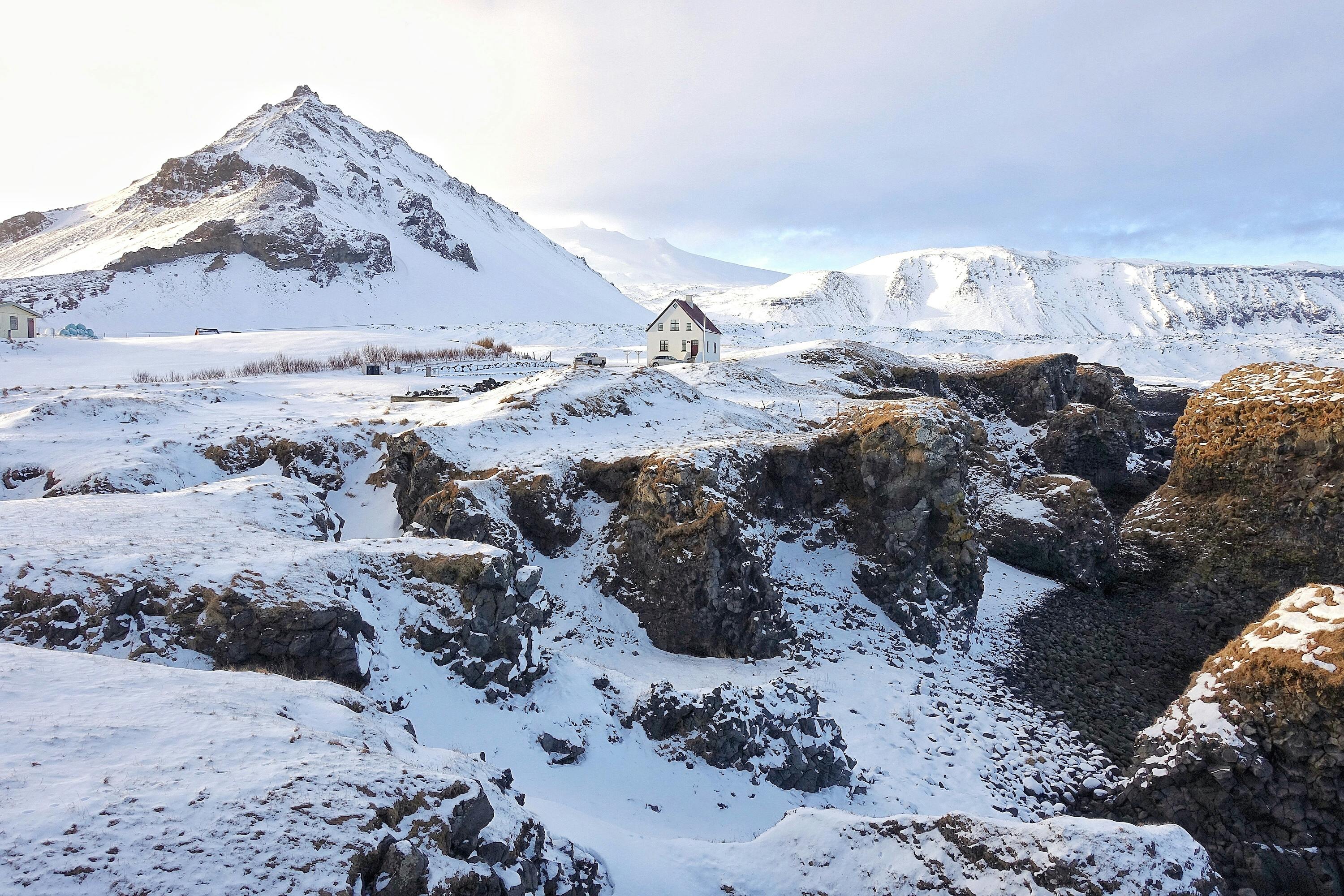 冰岛西部斯奈山半岛的90公里海岸线上分布着无数迷人的自然胜景
