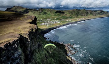 乘坐滑翔伞，飞越冰岛壮丽的自然风光，收获独一无二的旅行体验。