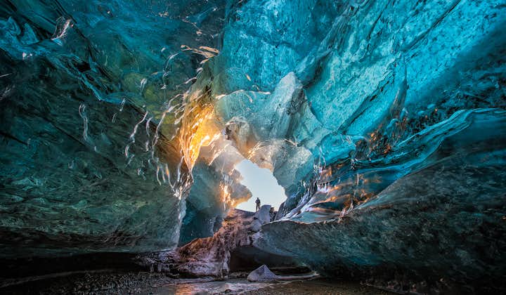 冰岛冬季的瓦特纳冰川蓝冰洞是最受欢迎的自然景点之一