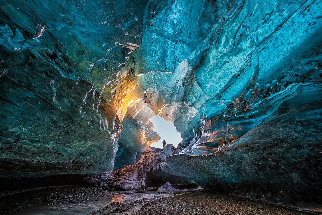 겨울에 아이슬란드를 방문하는 여행자만이 이 아름다운 얼음동굴에 갈 수 있는 기회가 주어집니다.
