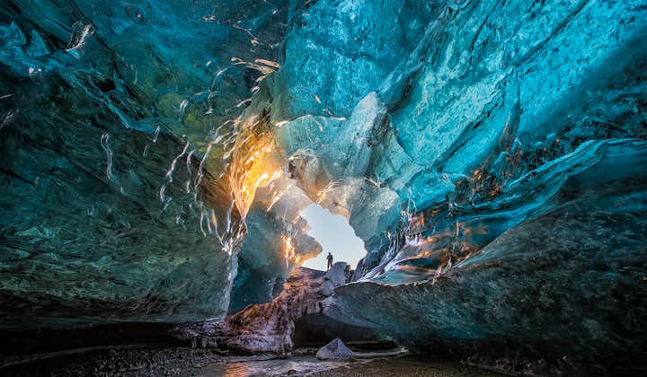 Только те, кто посещает Исландию зимой, смогут увидеть ледниковые пещеры.