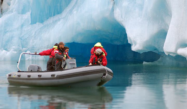 Issjön Jökulsárlón utforskas bäst ombord på en gummibåt på sommaren.