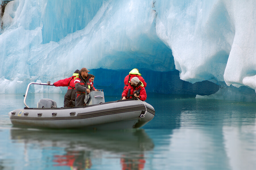 Je kunt de gletsjerlagune Jökulsárlón in de zomer het beste in een zodiac verkennen.