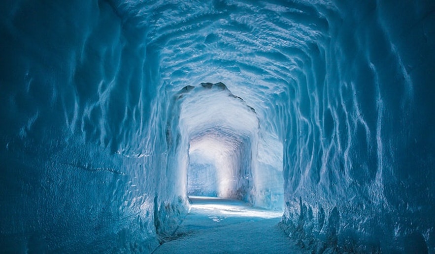 朗格冰川上的人工隧道