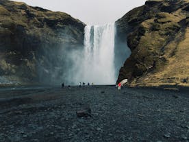 De indrukwekkende waterval Skógafoss is een van de populairste natuurlijke bezienswaardigheden van IJsland.