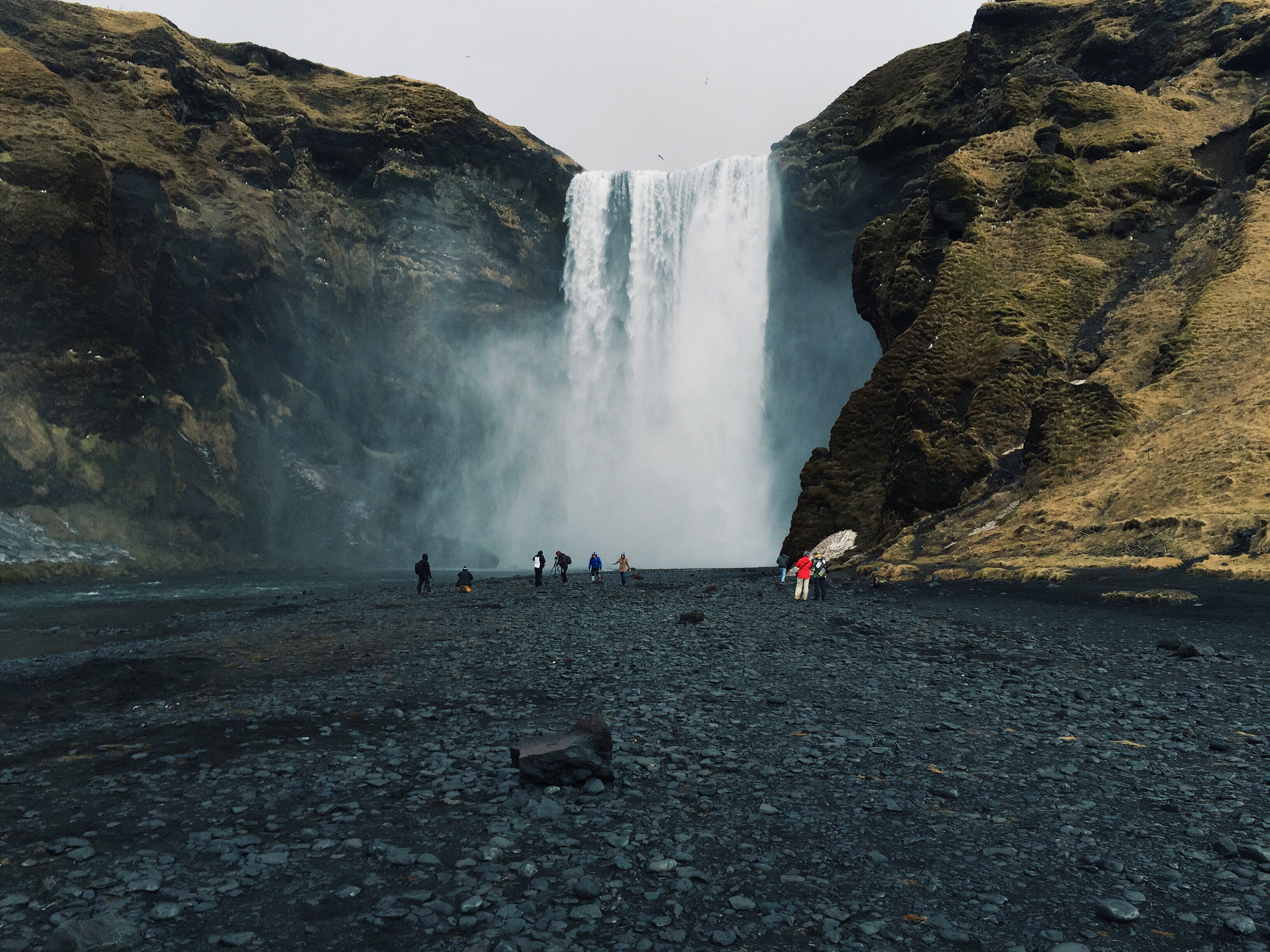 迫力のあるスコゥガフォスの滝は、アイスランドの観光スポットの中でも特に人気の場所