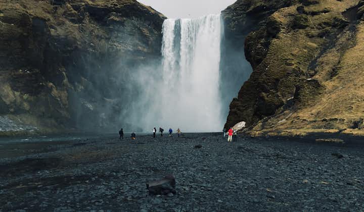 La possente cascata Skógafoss è una delle attrazioni naturalistiche più ricercate d'Islanda.