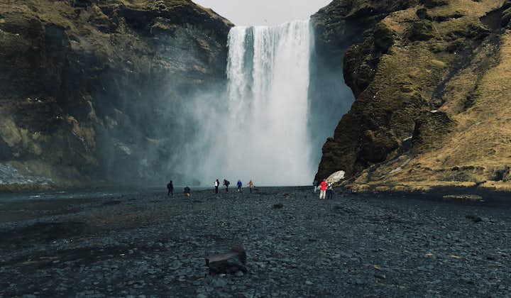Potężny wodospad Skógafoss jest jedną z najbardziej znanych przyrodniczych atrakcji Islandii.