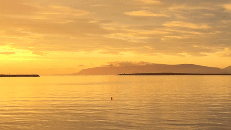 冰岛夏季金色的午夜阳光